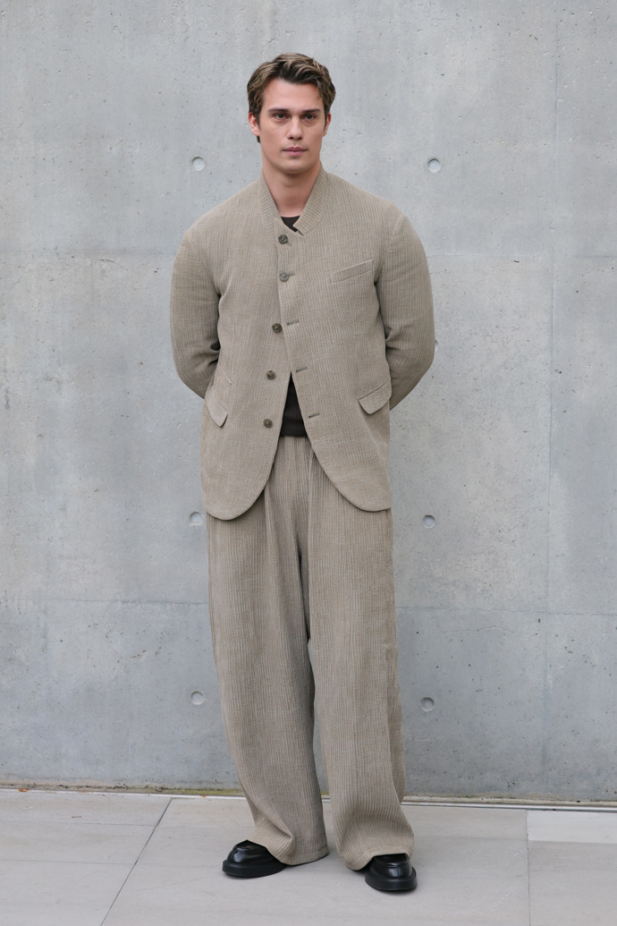  Nicholas Galitzine na přehlídce Emporio Armani