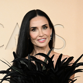 Demi Moore Herečka doplnila svou péřovou róbu na míru o překvapivě střídmé líčení, které stálo na jemných, přirozených tónech. Pleť rozzářila korálová tvářenka a rty působily měkce, téměř rozostřeně, jako by jejich barva jen lehce splývala s přirozeným tónem pleti. Kontrast přinesly oči, které byly výrazně temnější. Stíny v odstínech hnědé a uhlově šedé vytvořily dramatickou hloubku a krásně ladily s barvou šatů. Demi Moore Herečka doplnila svou péřovou róbu na míru o překvapivě střídmé líčení, které stálo na jemných, přirozených tónech. Pleť rozzářila korálová tvářenka a rty působily měkce, téměř rozostřeně, jako by jejich barva jen lehce splývala s přirozeným tónem pleti. Kontrast přinesly oči, které byly výrazně temnější. Stíny v odstínech hnědé a uhlově šedé vytvořily dramatickou hloubku a krásně ladily s barvou šatů.