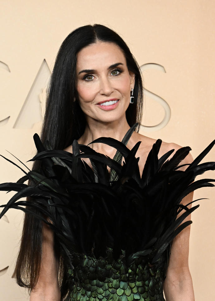 Demi Moore Herečka doplnila svou péřovou róbu na míru o překvapivě střídmé líčení, které stálo na jemných, přirozených tónech. Pleť rozzářila korálová tvářenka a rty působily měkce, téměř rozostřeně, jako by jejich barva jen lehce splývala s přirozeným tónem pleti. Kontrast přinesly oči, které byly výrazně temnější. Stíny v odstínech hnědé a uhlově šedé vytvořily dramatickou hloubku a krásně ladily s barvou šatů. Demi Moore Herečka doplnila svou péřovou róbu na míru o překvapivě střídmé líčení, které stálo na jemných, přirozených tónech. Pleť rozzářila korálová tvářenka a rty působily měkce, téměř rozostřeně, jako by jejich barva jen lehce splývala s přirozeným tónem pleti. Kontrast přinesly oči, které byly výrazně temnější. Stíny v odstínech hnědé a uhlově šedé vytvořily dramatickou hloubku a krásně ladily s barvou šatů.