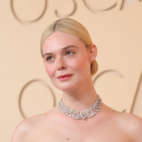 Elle FanningElle Fanning vsadila na nadčasový hollywoodský glamour. Vlasy měla vyčesané do precizně tvarovaného drdolu, jehož měkké linie krásně rámovaly obličej a dodaly celému looku noblesní eleganci. Líčení zůstalo jemné a romantické. Rty v něžném růžovém odstínu ladily s přirozeným ruměncem na tvářích a podtrhovaly porcelánovou pleť herečky nominované za film Sentimental Value. Výsledkem byl klasický red carpet look, který působí elegantně, čistě a téměř filmově. Elle FanningElle Fanning vsadila na nadčasový hollywoodský glamour. Vlasy měla vyčesané do precizně tvarovaného drdolu, jehož měkké linie krásně rámovaly obličej a dodaly celému looku noblesní eleganci. Líčení zůstalo jemné a romantické. Rty v něžném růžovém odstínu ladily s přirozeným ruměncem na tvářích a podtrhovaly porcelánovou pleť herečky nominované za film Sentimental Value. Výsledkem byl klasický red carpet look, který působí elegantně, čistě a téměř filmově.