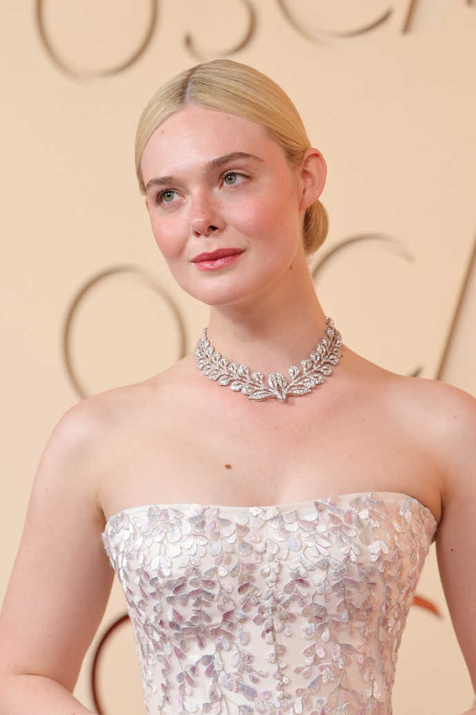Elle FanningElle Fanning vsadila na nadčasový hollywoodský glamour. Vlasy měla vyčesané do precizně tvarovaného drdolu, jehož měkké linie krásně rámovaly obličej a dodaly celému looku noblesní eleganci. Líčení zůstalo jemné a romantické. Rty v něžném růžovém odstínu ladily s přirozeným ruměncem na tvářích a podtrhovaly porcelánovou pleť herečky nominované za film Sentimental Value. Výsledkem byl klasický red carpet look, který působí elegantně, čistě a téměř filmově. Elle FanningElle Fanning vsadila na nadčasový hollywoodský glamour. Vlasy měla vyčesané do precizně tvarovaného drdolu, jehož měkké linie krásně rámovaly obličej a dodaly celému looku noblesní eleganci. Líčení zůstalo jemné a romantické. Rty v něžném růžovém odstínu ladily s přirozeným ruměncem na tvářích a podtrhovaly porcelánovou pleť herečky nominované za film Sentimental Value. Výsledkem byl klasický red carpet look, který působí elegantně, čistě a téměř filmově.