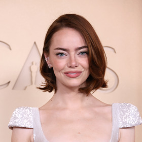 Emma Stone Emma Stone, ambasadorka Louis Vuitton, zůstala věrná trendu cloud lips, který se stal jejím beauty podpisem. Na oscarovém červeném koberci zvolila jemný růžovo-taupe odstín s matným finišem. Líčení očí držela v podobně sofistikovaném duchu. Béžové a stříbrné odstíny ladily k Eminé róbě, dodaly víčkům lehkou hloubku a nechaly vyniknout její porcelánovou pleť i celkový nenucený glamour look. Emma Stone Emma Stone, ambasadorka Louis Vuitton, zůstala věrná trendu cloud lips, který se stal jejím beauty podpisem. Na oscarovém červeném koberci zvolila jemný růžovo-taupe odstín s matným finišem. Líčení očí držela v podobně sofistikovaném duchu. Béžové a stříbrné odstíny ladily k Eminé róbě, dodaly víčkům lehkou hloubku a nechaly vyniknout její porcelánovou pleť i celkový nenucený glamour look.