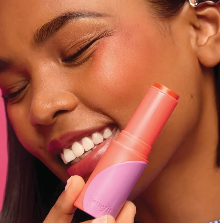 Gelová tvářenka Juice Stick, Benefit Cosmetics, 990 Kč Gelová tvářenka Juice Stick, Benefit Cosmetics, 990 Kč