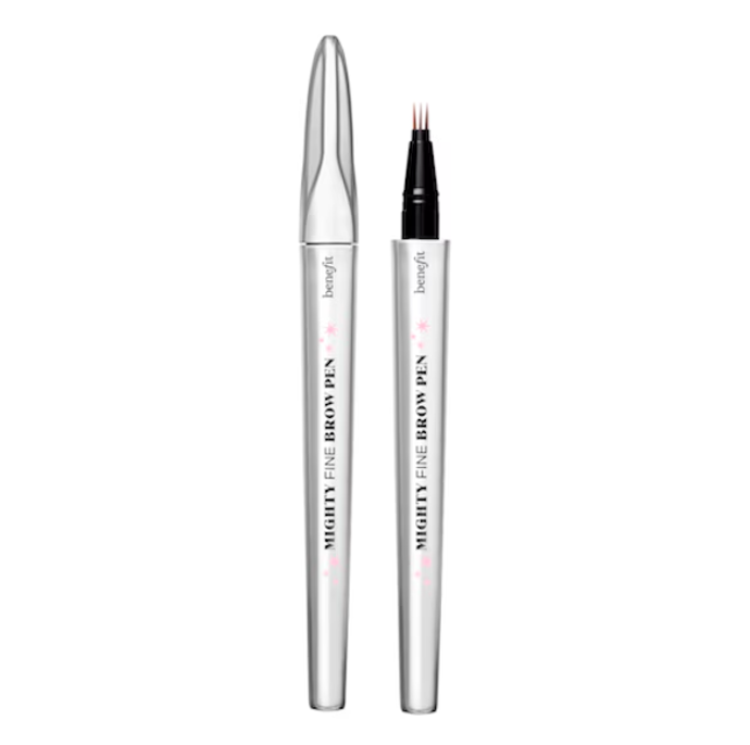  Super tenké pero na obočí s trojhrotem Mighty Fine Brow Pen, Benefit Cosmetics, 890 Kč