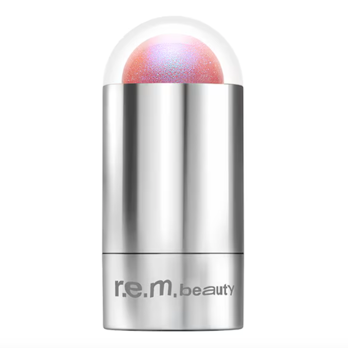  Víceúčelový rozjasňovač v tyčince Interstellar, REM Beauty, prodává Sephora, 580 Kč