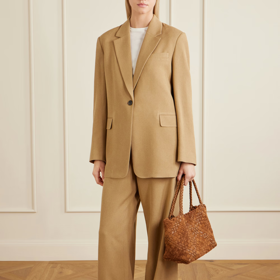 Kabelka, The Row, Net-a-porter, €3,200 Kabelka, The Row, Net-a-porter, €3,200