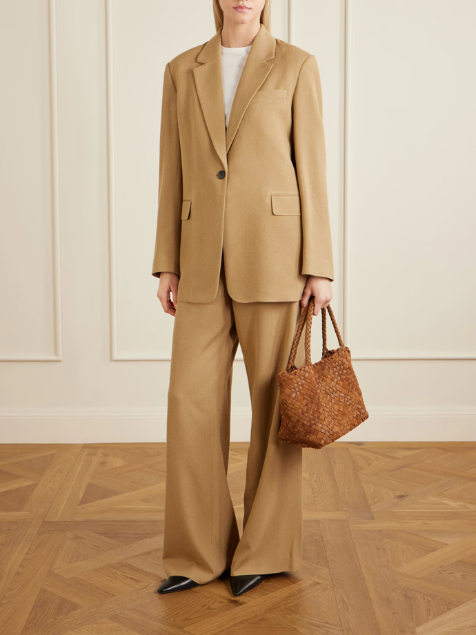 Kabelka, The Row, Net-a-porter, €3,200 Kabelka, The Row, Net-a-porter, €3,200