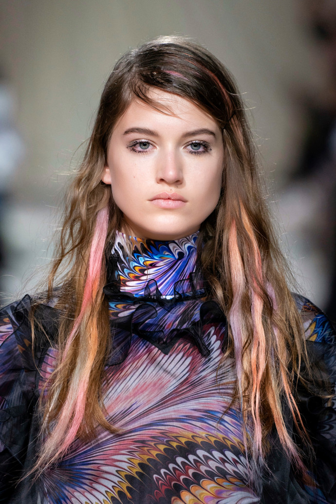  Fantasy hair na přehlídce Mary Katrantzou