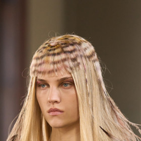 Fantasy hair na přehlídce Kiko Kostadinov Fantasy hair na přehlídce Kiko Kostadinov