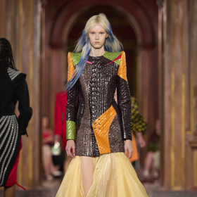 Fantasy hair na přehlídce Louis Vuitton Cruise 2027 Fantasy hair na přehlídce Louis Vuitton Cruise 2027