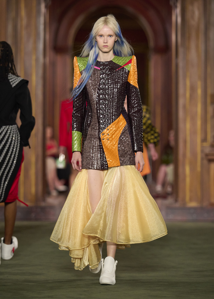  Fantasy hair na přehlídce Louis Vuitton Cruise 2027