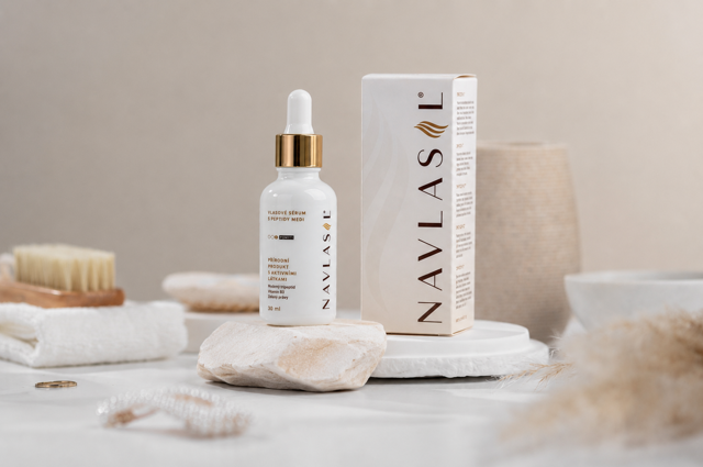 Nové sérum NAVLASIL s peptidy mědi pro silnější vlasy Nové sérum NAVLASIL s peptidy mědi pro silnější vlasy