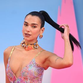  Dua Lipa a její wet-look pony