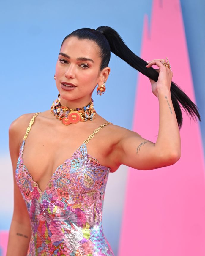  Dua Lipa a její wet-look pony