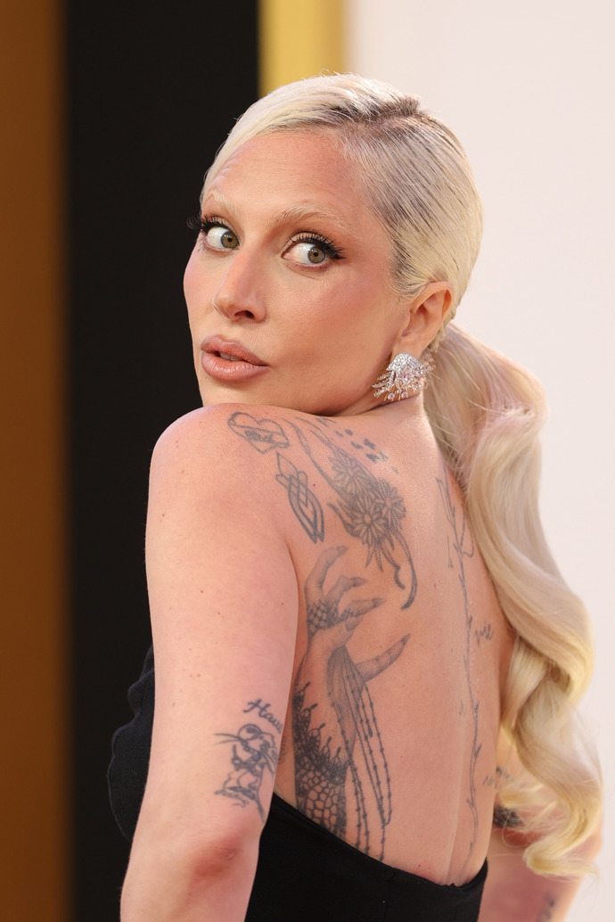  Lady Gaga v glamour verzi sleek low pony