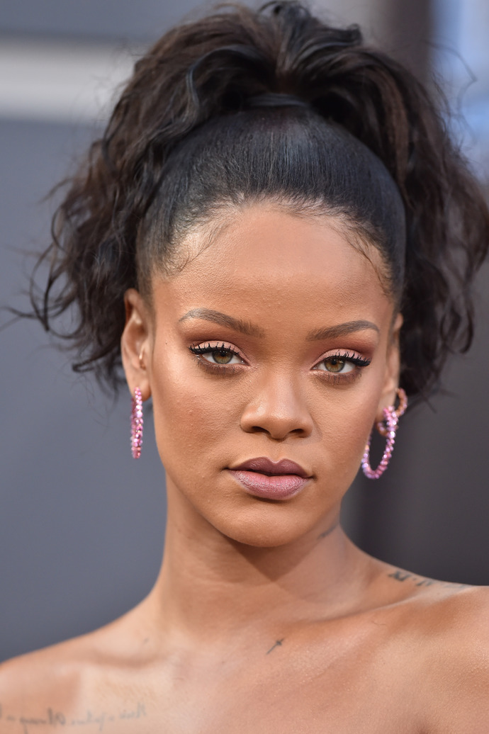  Rihanna v curly pony