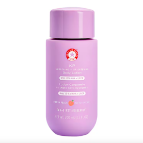  Vyhlazující tělové mléko KP Smoothing Brightening Body Lotion, First Aid Beauty, prodává Sephora, 900 Kč