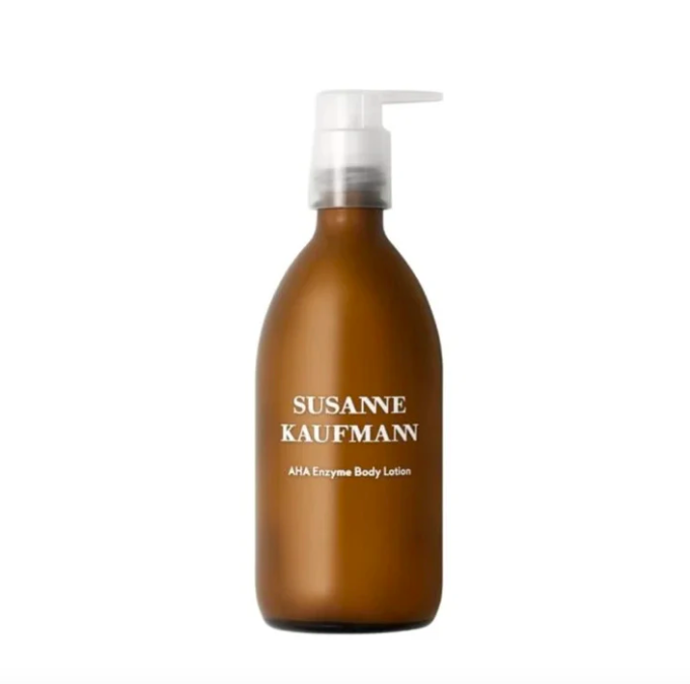  Tělové mléko s ovocnými AHA kyselinami AHA Enzyme Body Lotion, Susanne Kaufmann, prodává VavaVoom, 1 690 Kč