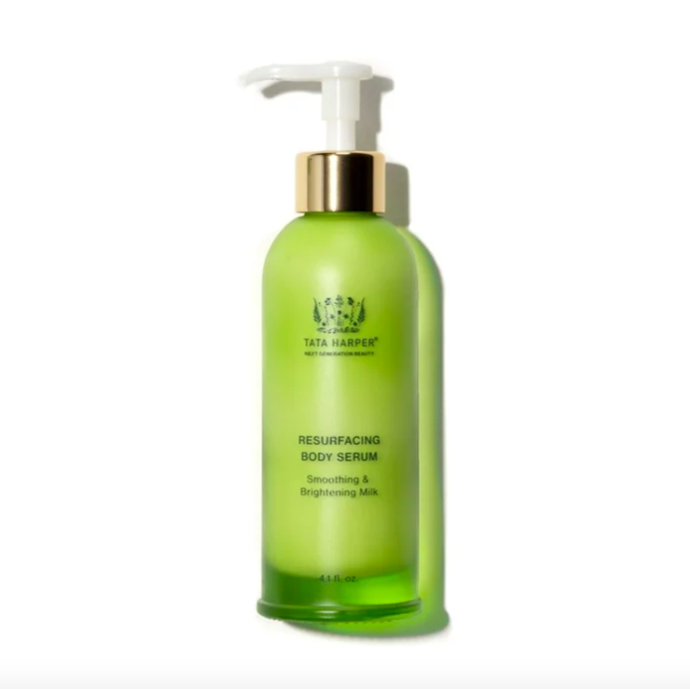  Rozjasňující tělové mléko Resurfacing Body Serum, Tata Harper, prodává NaturelleShop.com, 4 300 Kč 