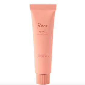  Rare Fragrance Layering Balm, Rare Beauty, prodává Sephora, 520 Kč