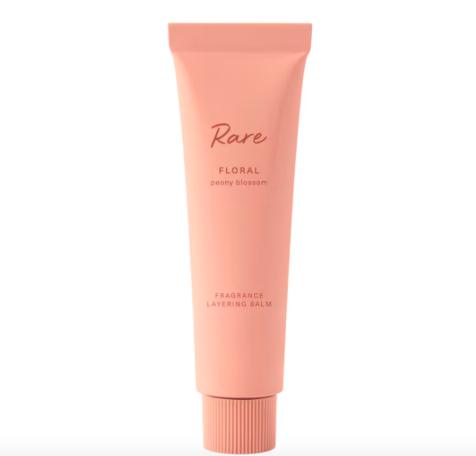  Rare Fragrance Layering Balm, Rare Beauty, prodává Sephora, 520 Kč