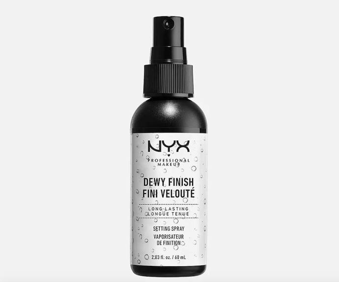  Dewy Finish, NYX Professional Makeup, prodává Douglas, 289 Kč