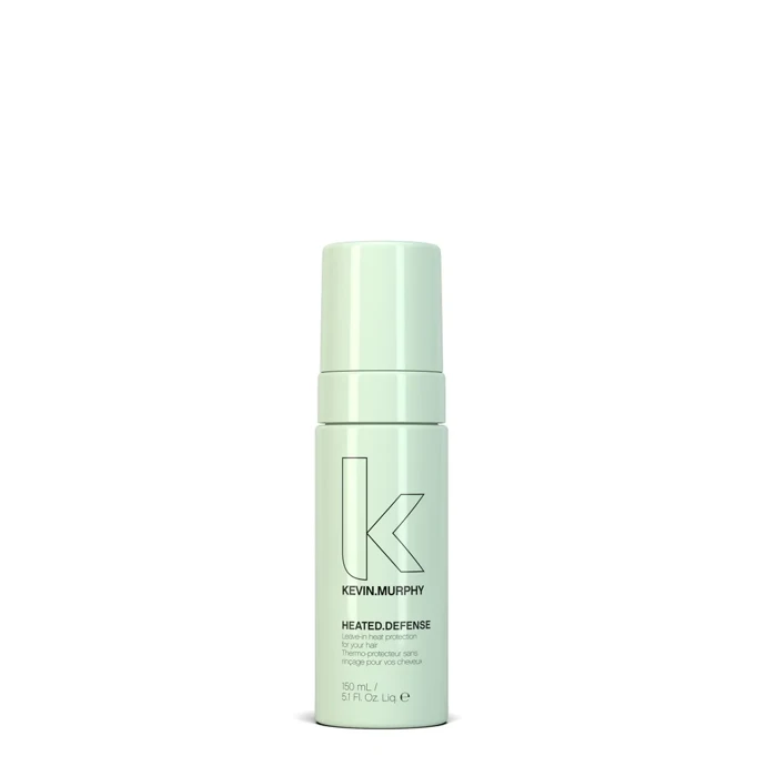 KEVIN.MURPHY Heated.Defense, prodává kevinmurphy.cz, 790 Kč (150 ml)Bezoplachová pěna s tepelným štítem až do 232 °C. Hydrolyzovaná quinoa ve vlasech udržuje vlhkost a posiluje je, zatímco organický jojobový a ricinový olej vytváří přirozenou obranu proti poškození od žehličky i fénu.