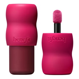 Benefit Cosmetics Play Daze Airy Soft Matte Liquid Blush, prodává Sephora, 890 Kč Benefit Cosmetics Play Daze Airy Soft Matte Liquid Blush, prodává Sephora, 890 Kč