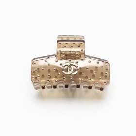 Chanel 'Hair Clip Acetate & Metal', Chanel butik, cca 21 000 Kč (4 600 HKD) Chanel 'Hair Clip Acetate & Metal', Chanel butik, cca 21 000 Kč (4 600 HKD)