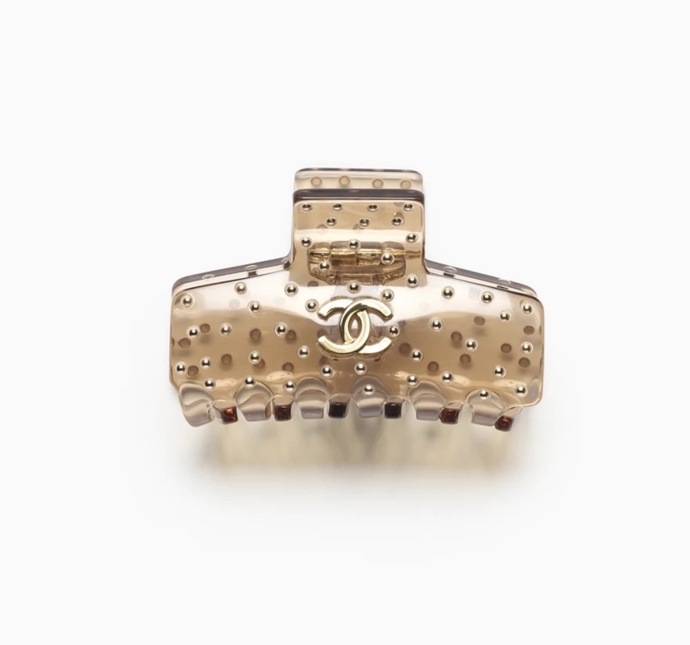 Chanel 'Hair Clip Acetate & Metal', Chanel butik, cca 21 000 Kč (4 600 HKD)