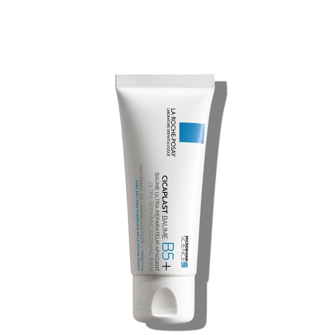 Do kabelky i lékárničky: La Roche-Posay Cicaplast Baume B5+, prodává Notino, 231 Kč / 40 ml. Univerzální SOS balzám, který zabere i po slunci nebo depilaci.