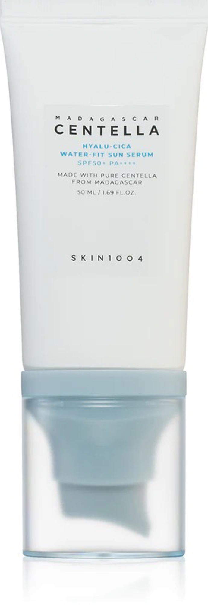 KoreaJeden z internetových bestsellerů Skin1004 Madagascar Centella Hyalu-Cica Water-Fit Sun Serum SPF50+ PA++++(373 Kč, Ksisters.cz) s komplexem Hyalu-Cica a extraktem z centelly, je lehký, skvěle se nanáší a na pleti nezanechává mastnotu, naopak ji pěkně hydratuje. 