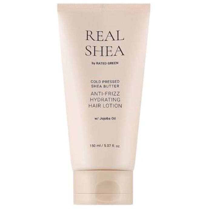 Rated Green Shea Butter Anti-Frizz Hydrating Hair Lotion w/ Jojoba Oil, prodává Ksisters, 587 Kč (150 ml)Bezoplachové mléko bez silikonů, s bambuckým máslem lisovaným za studena a jojobovým olejem. Vyhlazuje rozčepířené konečky a dodává lesk, aniž by vlasy zatížilo, ideální na časté doplňování hydratace přes den.