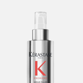Kérastase Première Sérum Filler Fondamental, prodává Douglas, 1 799 Kč (90 ml)Opravné sérum, které vyplňuje mikroskopické praskliny ve vlasovém vlákně a zároveň funguje jako ochrana proti teplu i vlhkosti, takže krepatění nedostane šanci hned od základu. Kérastase Première Sérum Filler Fondamental, prodává Douglas, 1 799 Kč (90 ml)Opravné sérum, které vyplňuje mikroskopické praskliny ve vlasovém vlákně a zároveň funguje jako ochrana proti teplu i vlhkosti, takže krepatění nedostane šanci hned od základu.