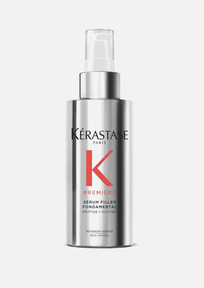 Kérastase Première Sérum Filler Fondamental, prodává Douglas, 1 799 Kč (90 ml)Opravné sérum, které vyplňuje mikroskopické praskliny ve vlasovém vlákně a zároveň funguje jako ochrana proti teplu i vlhkosti, takže krepatění nedostane šanci hned od základu.