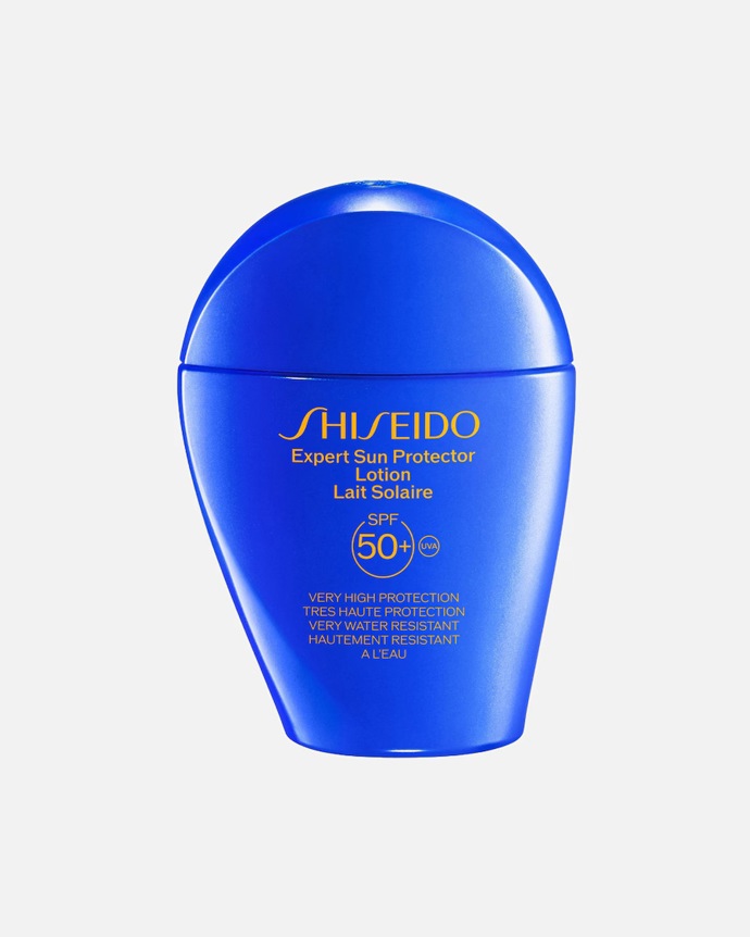 JaponskoShiseido Sun Care Sun Lotion SPF50+ (649 Kč, Douglas.cz) staví na technologii SynchroShieldRepair, díky které ochranná vrstva líp drží i při pocení, plavání nebo utírání ručníkem. Reaplikaci po koupání ale nenahradí, tu ochrana SPF potřebuje vždycky.