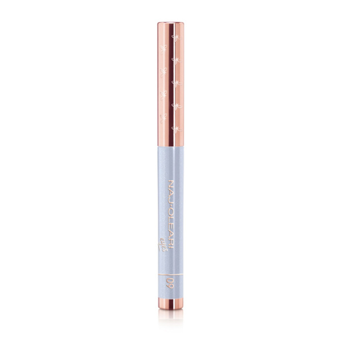Naj-Oleari Absolute Stay Eyeshadow, dlouhotrvající oční stín v tyčince, odstín 09 Silver Blue, 1,64 g, 620 Kč, prodává Fann.cz.