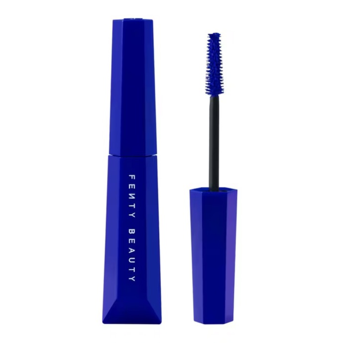 Fenty Beauty Hella Thicc Volumizing Mascara, odstín Elec'trip Blue, 10 ml, 520 Kč, prodává Sephora.