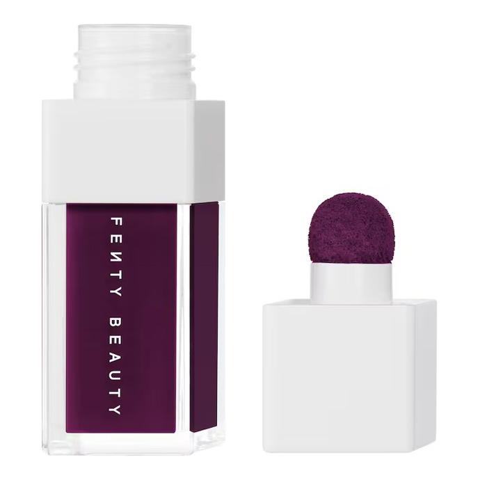 Fenty Beauty Shake 'N Play – Tekutá vrstvitelná tvářenka, odstín Violet Vice, 9 ml, 730 Kč, prodává Sephora.