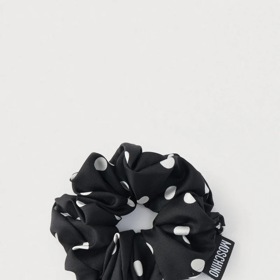 Moschino Hair Scrunchie, 1 380 Kč, prodává Zalando.