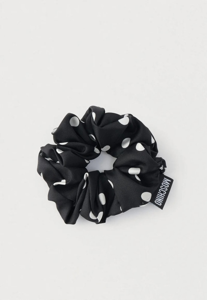 Moschino Hair Scrunchie, 1 380 Kč, prodává Zalando.
