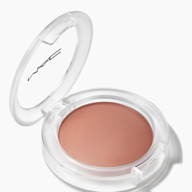 MAC Glow Play Cushiony Blush, odstín Grand, 7,3 g, 1 030 Kč, prodává MAC Cosmetics.