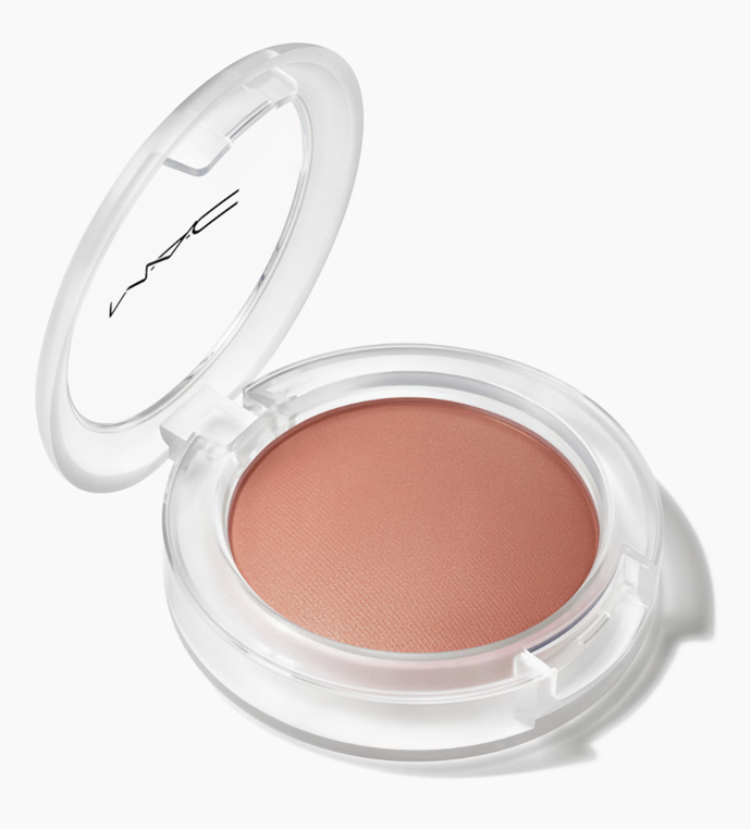 MAC Glow Play Cushiony Blush, odstín Grand, 7,3 g, 1 030 Kč, prodává MAC Cosmetics.
