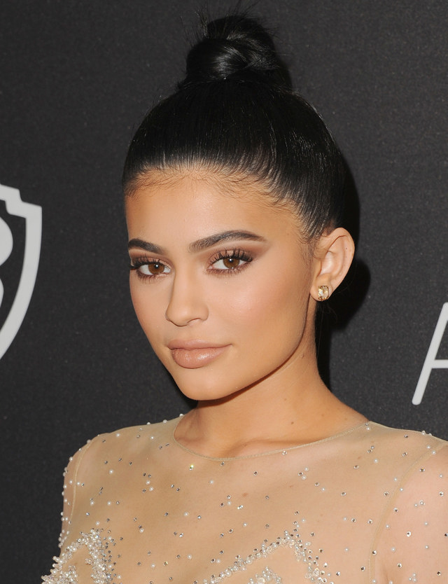 Kylie Jenner s cut crease očním makeupem Kylie Jenner s cut crease očním makeupem