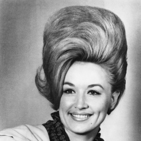 1965 – Objemný bouffant, kterým Dolly Parton dokázala, že i na malé obrazovce unesou velké vlasy hlavní roli. 1965 – Objemný bouffant, kterým Dolly Parton dokázala, že i na malé obrazovce unesou velké vlasy hlavní roli.