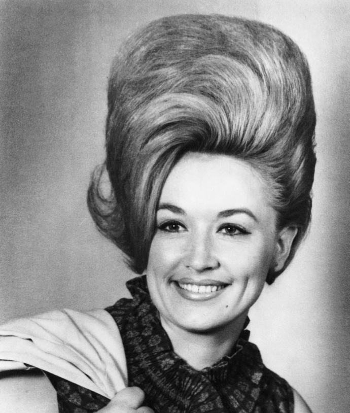 1965 – Objemný bouffant, kterým Dolly Parton dokázala, že i na malé obrazovce unesou velké vlasy hlavní roli.