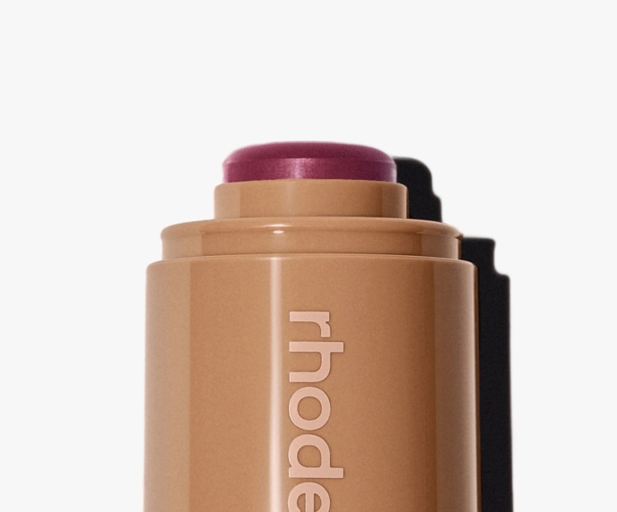 Rhode Pocket Blush, odstín Plum – Cool Purple Berry, 5,3 g, 685 Kč, prodává Rhode.