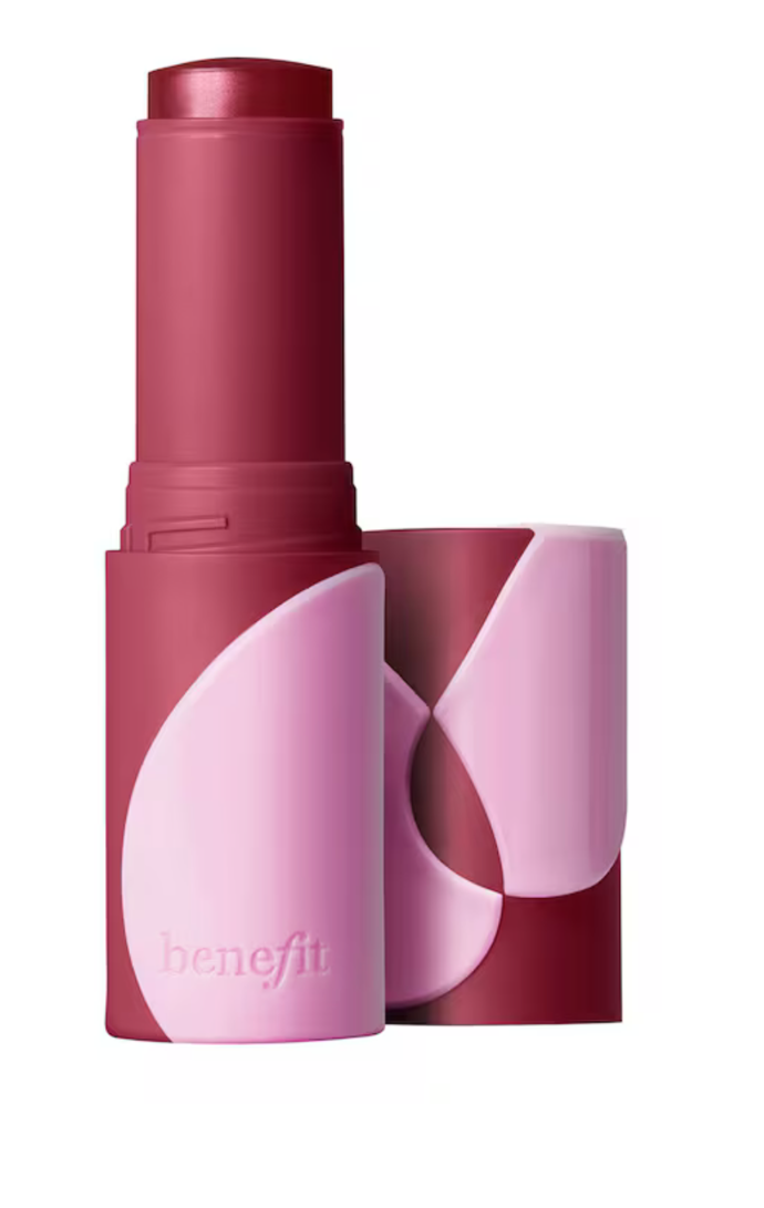 Benefit Cosmetics Juice Stick, odstín Jam, 8 g, 990 Kč, prodává Sephora.