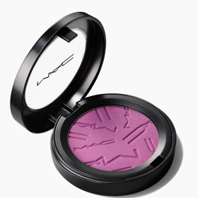 M·A·C Skinfinish Colourstruck Blush, odstín Your Heroine, 4,5 g, 870 Kč, prodává MAC Cosmetics.