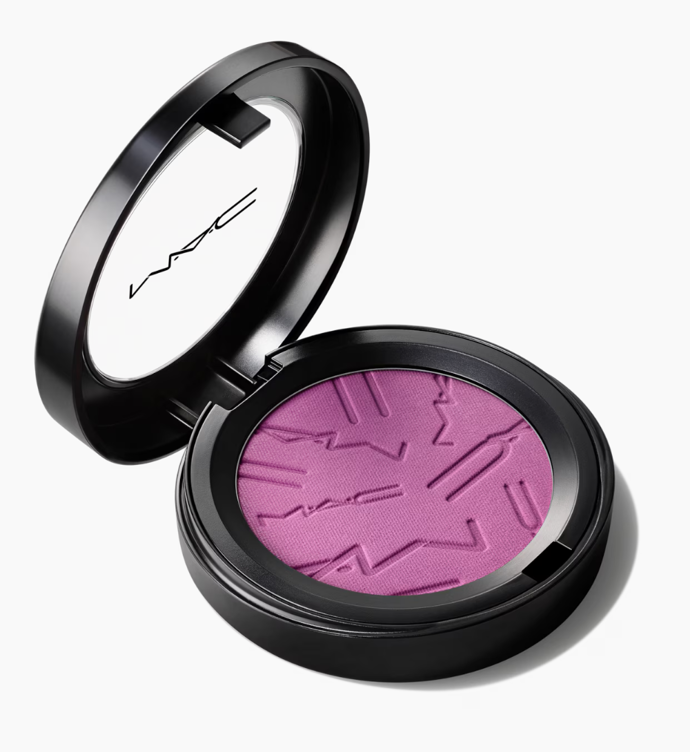 M·A·C Skinfinish Colourstruck Blush, odstín Your Heroine, 4,5 g, 870 Kč, prodává MAC Cosmetics.